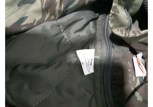 Blusa e calça camuflada da Marinha