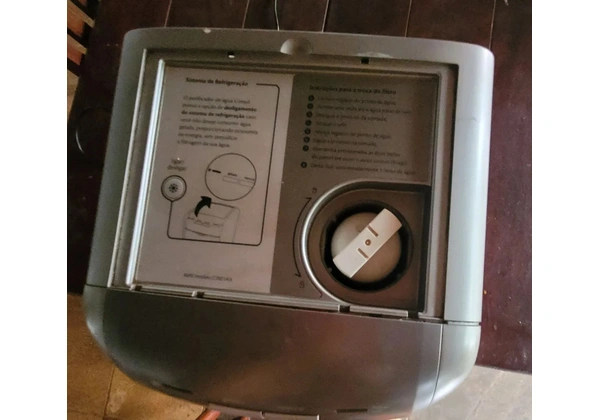 Purificar de água em bom estado com água natural e gelada