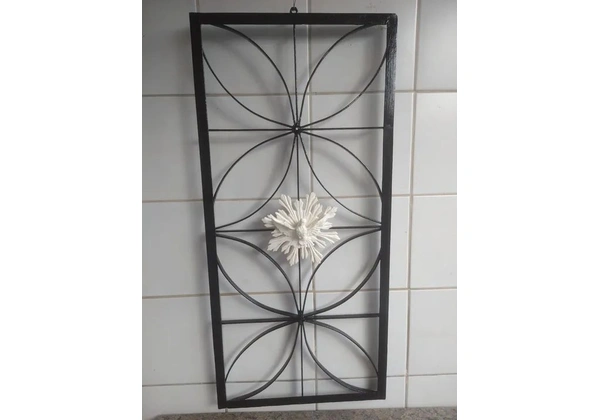 Quadro espírito santo em ferro arabesco
