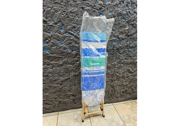 Tábua de passar roupa azul com pés de proteção