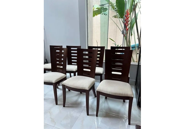 Mesa com tampo de vidro e 8 cadeiras