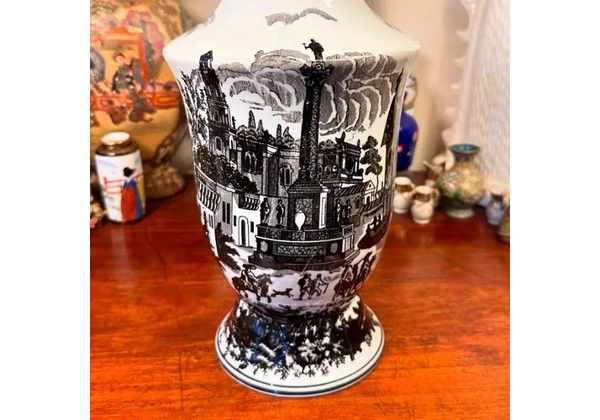 Antigo vaso em porcelana de provável procedência inglesa