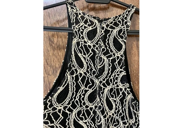Vestido renda preto e dourado