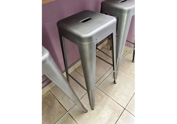Trio banquetas altas de metal.