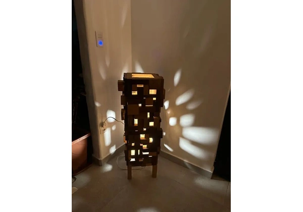 Luminária de piso com belíssima marchetaria