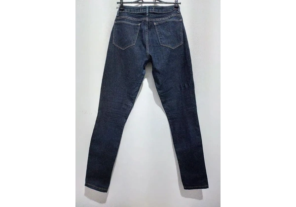 Calça jeans skinner, escura.