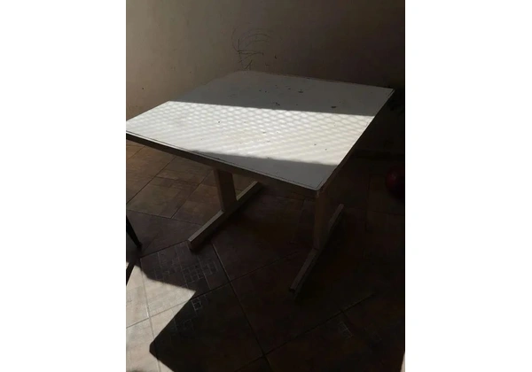 Mesa madeira . Para restaurar.