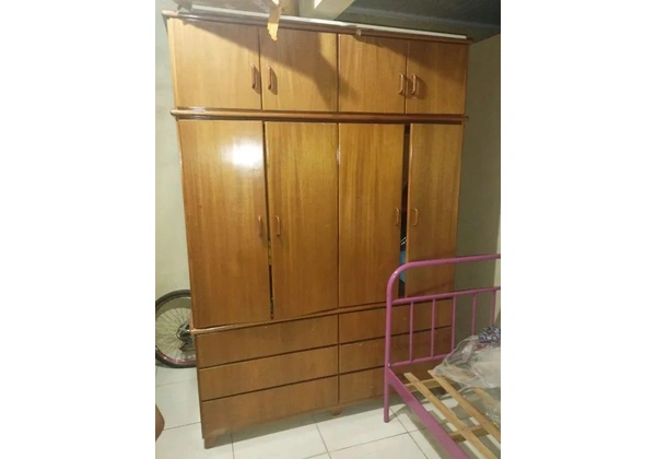 Guarda roupa de madeira