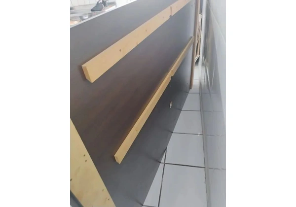Painel para TV (até 52 polegadas) em madeira de reflorestamento, semi novo.
