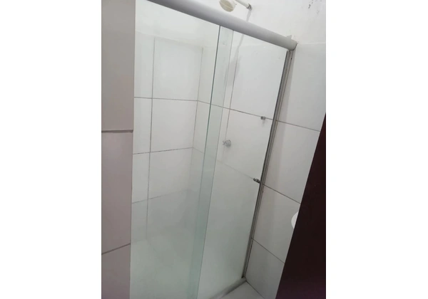 Box para banheiro bem conservado. Já está retirado do local pronto para o cliente.