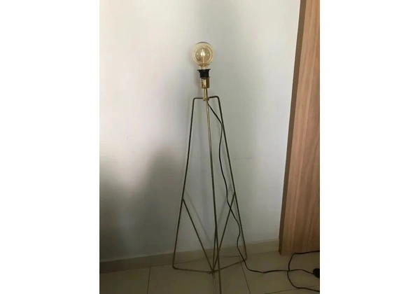 Luminária tripé tokstok