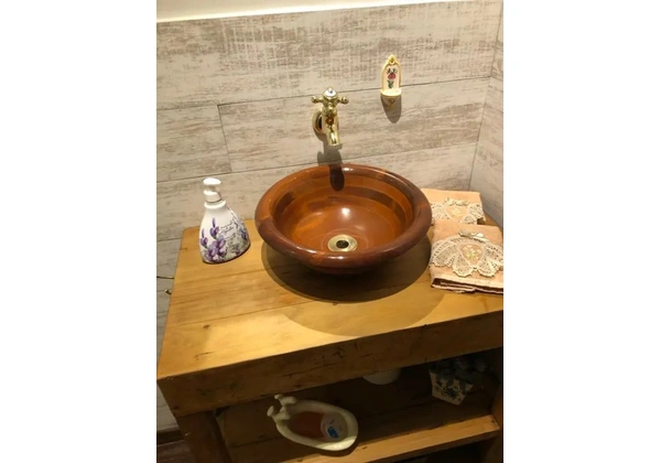 Cuba para lavabo em mogno com suporte em latão dourado