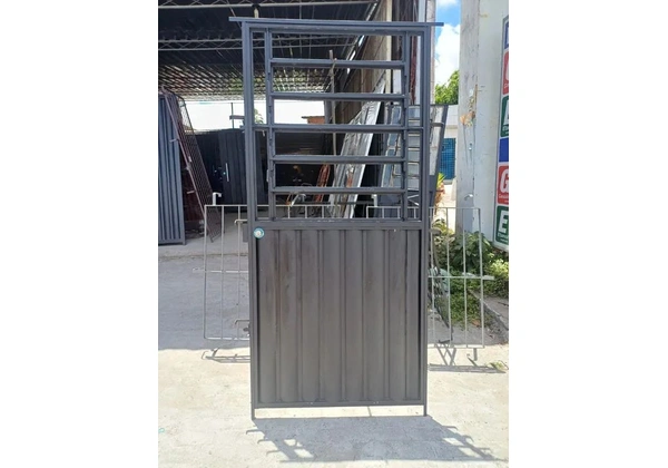 Urgente porta basculante usada 210/80, 210/90 ou 210/100 valor 550 reais.