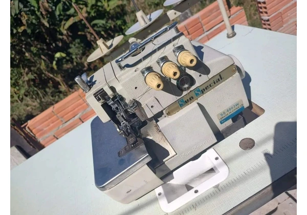 Máquina de Costura Overlock Industrial
