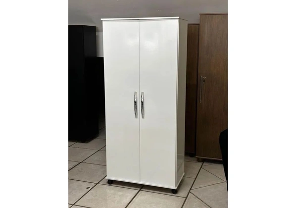 Armário com rodinhas