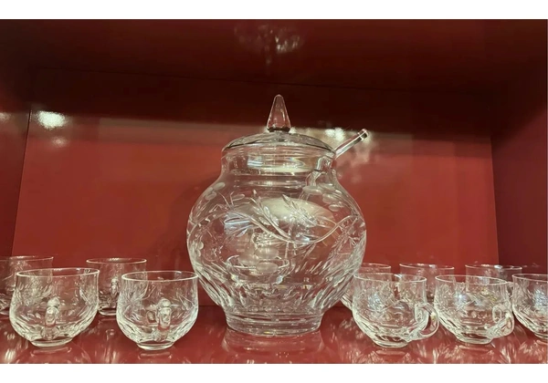 Poncheira, concha, 10 xícaras cristal Bohemia toda lapidada a mão .