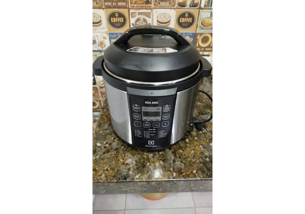 Panela de Pressão Elétrica Electrolux por Rita Lobo 6L Preta Experience Digital (PCC20)