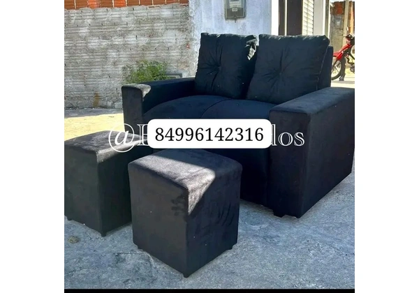 Sofá 2 lugares com 2 puffs.