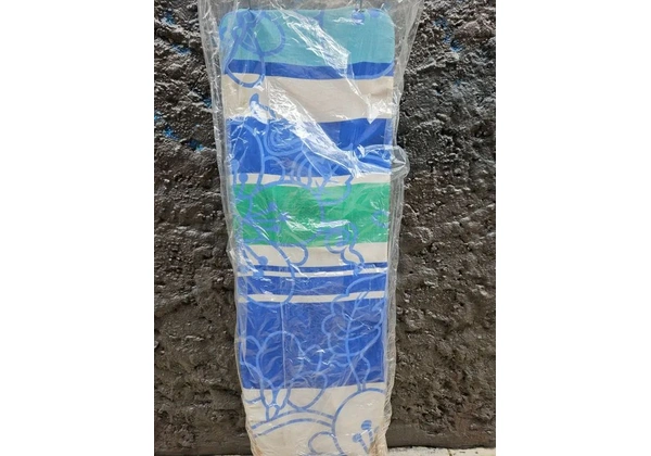 Tábua de passar roupa azul com pés de proteção