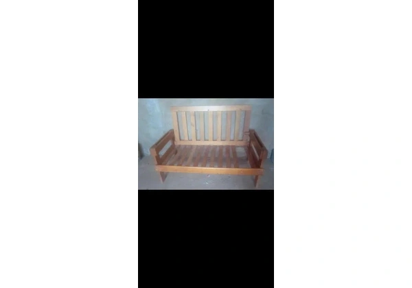 Sofa de madeira usado 400.00