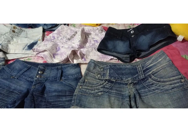 Lotinho de shorts jeans e de malha 20 shorts.