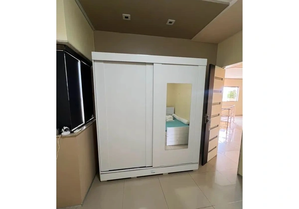 Guarda roupas de duas portas com espelho