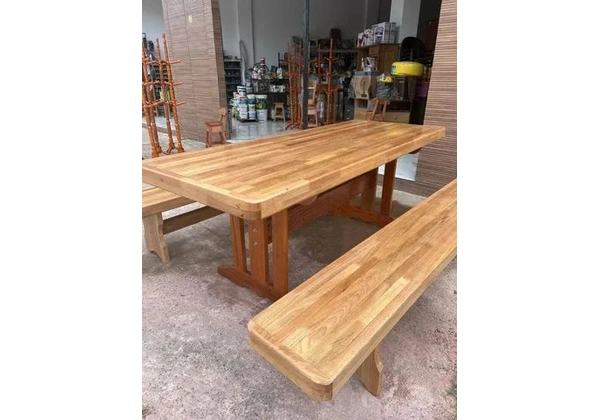 Mesa em madeira com bancos