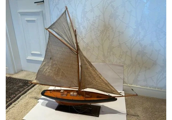 Lindo Barco em madeira com 95, 00 cm de comprimento por 82, 00 de altura