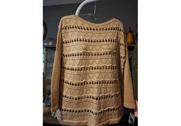 Blusa de Tricô Bege com Detalhes em dourado