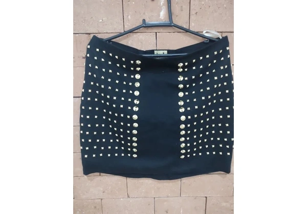 Saia preta com tachas douradas