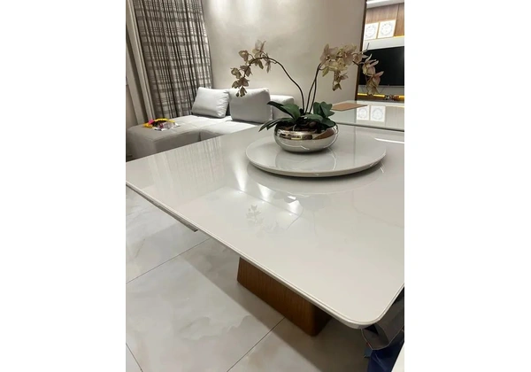 Mesa quadrada em madeira e tampo vidro cor off white 1, 36x 1, 36cm.