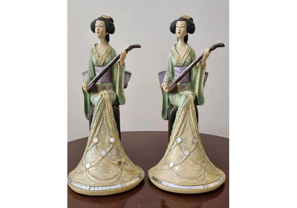 Estatuetas de gueixa.