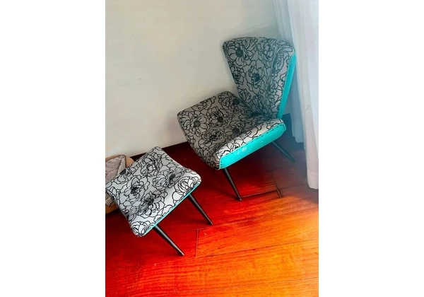 Poltrona com puf apoio para os pés