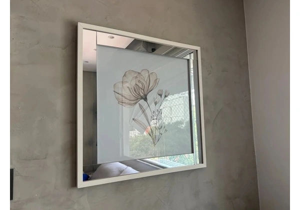 2 Quadros de vidro 77x 77 decorativo com flor em tons neutros