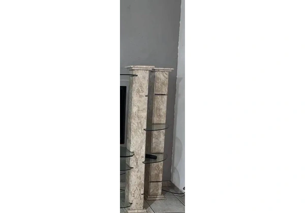 Estante de mármore com vidros