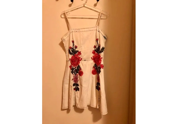 Vestido jeans com flores