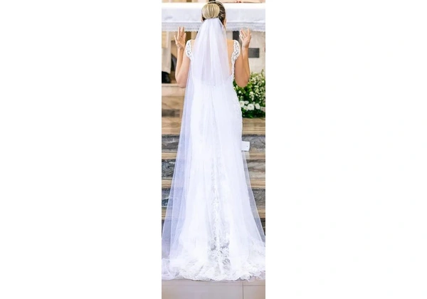 VENDO LUXUOSO VESTIDO DE NOIVA BORDADO. COROA E SAPATO INCLUÍDOS.