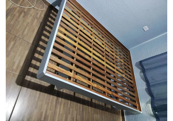 Cama casal madeira de demolição.