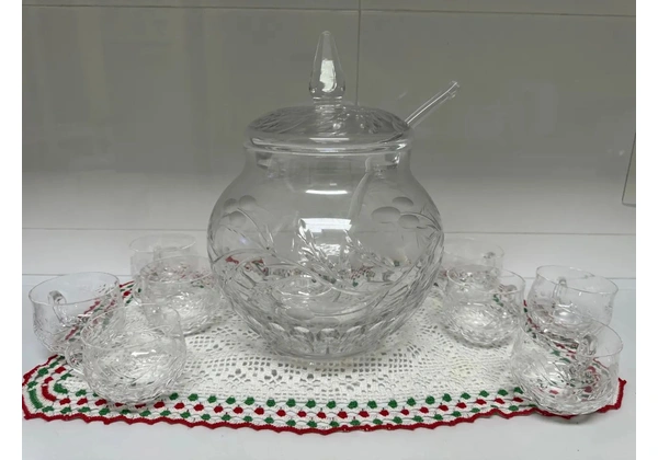 Poncheira, concha, 10 xícaras cristal Bohemia toda lapidada a mão .