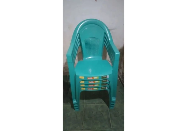 4 cadeira novas 200