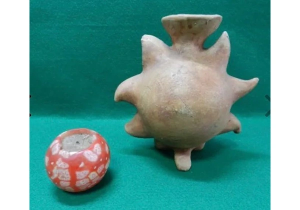 Antigo porta velas e aromatizador de cerâmica com formato de sol