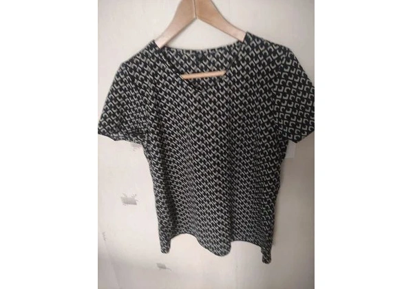 Blusa manga Tam M (42) 25, 00<br>Altura 62cm<br>Largura 52cm<br>Ombro 42cm<br>