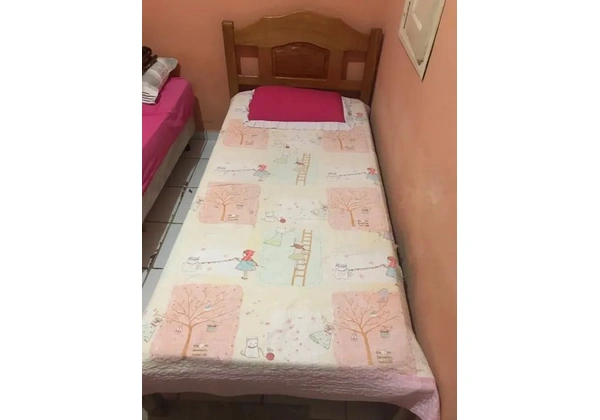 Cama de solteiro infantil, feito em marcenaria já acompanha colchão e travesseiro