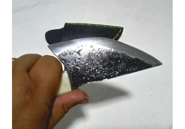 Faca coureadeira cabo em osso feito de disco de arado forjada e temperada com bainha