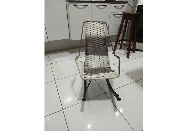 Vendo essa cadeira de balanço infantil
