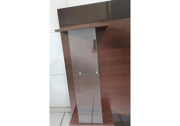 Painel para TV (até 52 polegadas) em madeira de reflorestamento, semi novo.