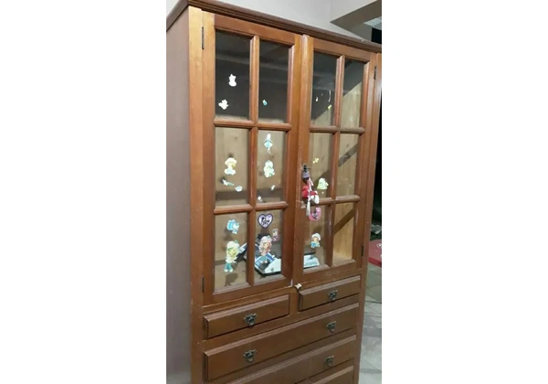 Vendo Armário de madeira maciça.
