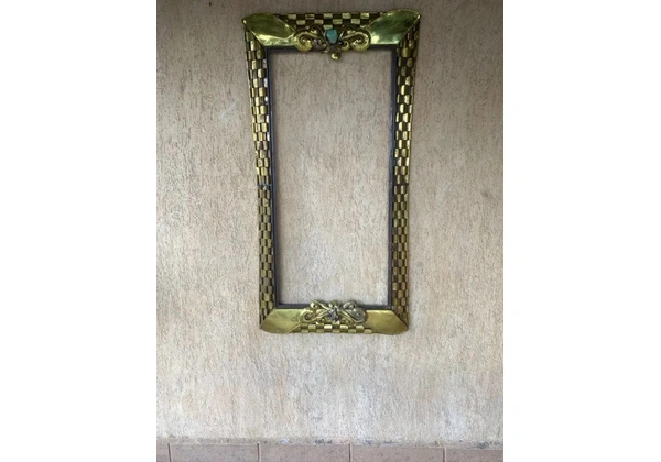MOLDURA PARA ESPELHO (artista)