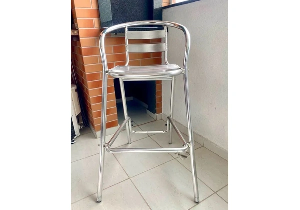 Kit 2 Banquetas Altas de Alumínio - Decore seu espaço externo com estilo!