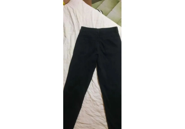 calça semi nova, rasgada no joelho tamanho
